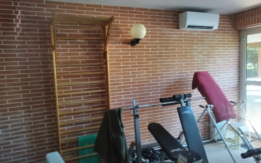 Installation d’un monosplit avec pompe à chaleur pour la climatisation et le chauffage d’une salle de sports à Plaisance-du-Touch